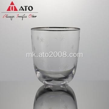 Креативно глечер засенчување на сок од сок од млеко стаклена чаша